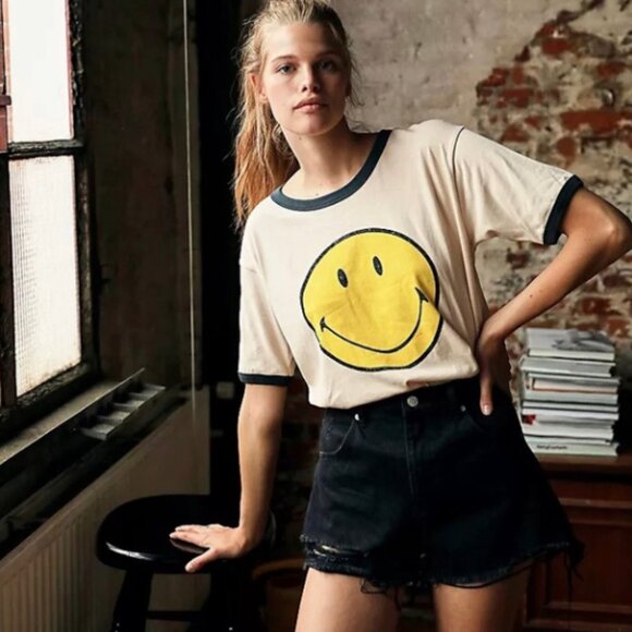 NWOT Smiley Ringer Tee Size Medium - Picture 1 of 8